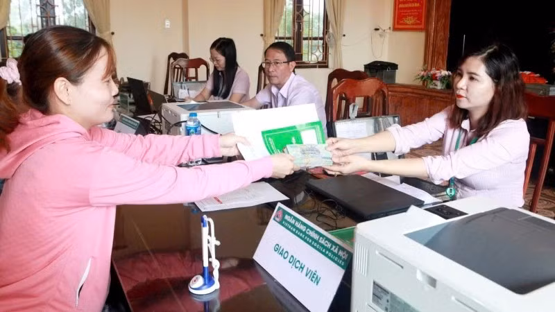 Giao dịch tại điểm giao dịch Ngân hàng chính sách xã hội Ninh Bình.