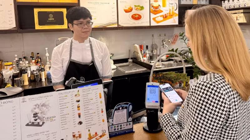 Du khách Singapore thanh toán qua mã QR tại Việt Nam.