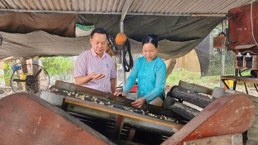 lanh-dao-va-can-bo-nhcsxh-luc-yen-gan-bo-voi-co-so-thon-ban-tan-tinh-huong-dan-n-nhan-dan-su-dung-von-chinh-sach-phat-trien-san-xuat-kinh-doanh-1275.jpg