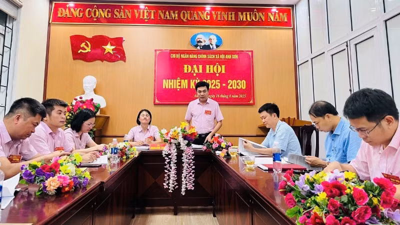 bi-thu-chi-bo-dang-gd-nhcsxh-anh-son-ong-tran-khac-thi-phat-bieu-tai-dai-hoi-chi-bo-nhiem-ky-moi-6048.jpg