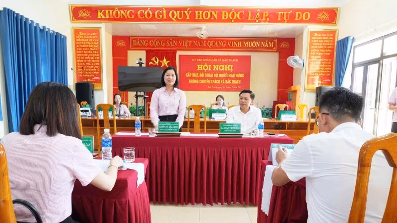 bi-thu-chi-bo-giam-doc-nhcsxh-tinh-quang-tri-tran-duc-xuan-huong-gap-mat-doi-thoai-voi-nguoi-hoat-dong-tin-dung-chinh-sach-khong-chuyen-tai-dia-ban-dan-cu-352.jpg