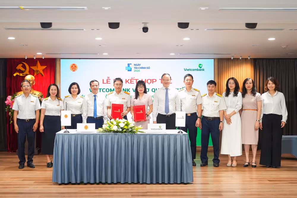 ong-mai-son-pho-cuc-truong-cuc-thue-thu-5-tu-trai-sang-va-ba-doan-hong-nhung-giam-doc-khoi-ban-le-thanh-vien-ban-dieu-hanh-vietcombank-thu-6-tu-trai-sang-thuc-hien-nghi-thuc-ky-ket-va-trao-bien-ban-thoa-thuan-hop-tac.jpg