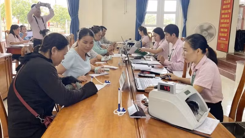 Điểm giao dịch chính sách luôn hoạt động tích cực phục vụ nhân dân.