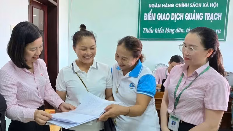 can-bo-nhcsxh-tinh-quang-tri-thuong-xuyen-gan-bo-tan-tinh-giup-dan-vay-von-thuan-loi-su-dung-von-vay-hieu-qua-9606.jpg
