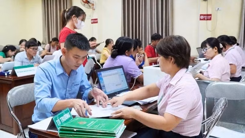 Người dân giao dịch tại Điểm giao dịch của Ngân hàng Chính sách xã hội Thái Nguyên.