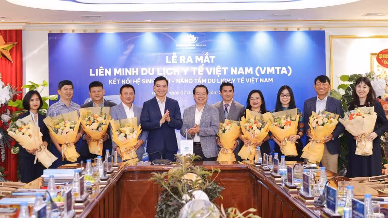 Các đại biểu cùng thực hiện nghi thức ký kết và ra mắt Liên minh Du lịch Y tế Việt Nam - VMTA.