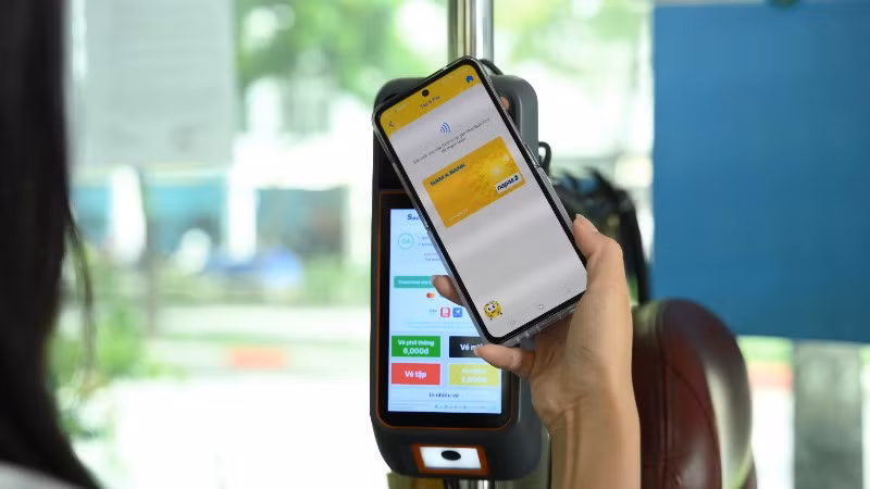 Một số ngân hàng đã triển khai số hóa thẻ NAPAS cho phép chạm thanh toán vé xe buýt.