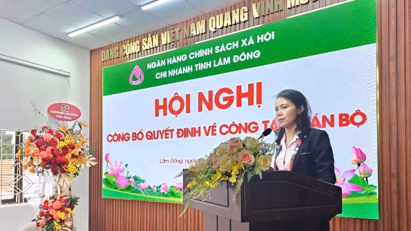 giam-doc-nhcsxh-tinh-lam-dong-ba-nguyen-thi-ngoc-thu-chu-tri-hoi-nghi-cong-bo-quyet-dinh-cong-tac-can-bo-cua-don-vi-2308.jpg