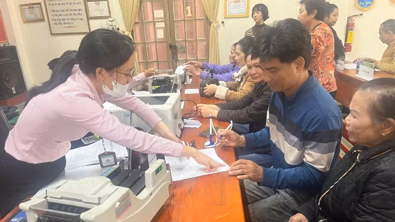 diem-giao-dich-cua-nhcsxh-lam-dong-tich-cuc-phuc-vu-nhan-dan-vay-von-sau-sap-nhap-1-7600.jpg