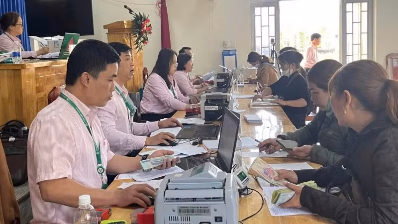 Điểm giao dịch của Ngân hàng Chính sách xã hội tỉnh Lâm Đồng tích cực phục vụ nhân dân vay vốn sau sáp nhập.