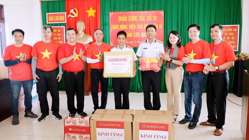a6-dc-phung-thi-binh-trao-qua-tang-cho-chien-si-tren-dao-len-dao.jpg