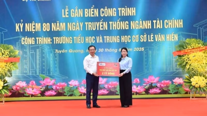 a4-dai-dien-agribank-dong-chi-doan-ngoc-luu-pho-tong-giam-doc-trao-tang-2-ty-dong.jpg