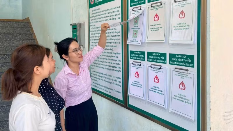giam-doc-nhcsxh-an-khe-tran-thi-thuy-tien-thuong-xuyen-kiem-tra-don-doc-hoat-dong-tai-cac-diem-giao-dich-xa-5764.jpg