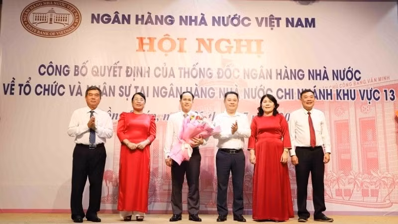 Phó Thống đốc Nguyễn Ngọc Cảnh chúc mừng Ban Giám đốc Ngân hàng Nhà nước Khu vực 13.