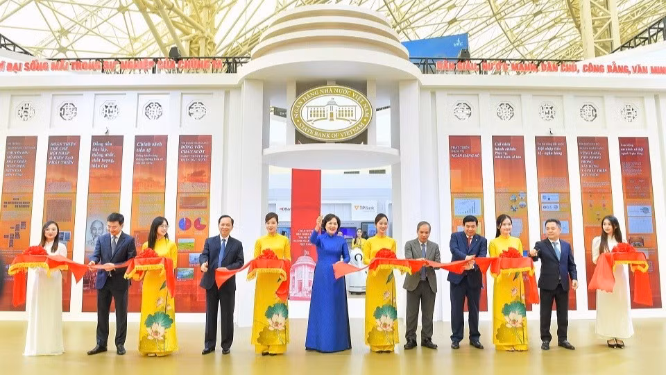 hong-doc-nhnn-nguyen-thi-hong-cung-cac-dong-chi-pho-thong-doc-nhnn-dai-dien-lanh-dao-ngan-hang-thuong-mai-cat-bang-khai-mac-gian-trien-lam-cua-nganh-ngan-hang-2834-4678.jpg