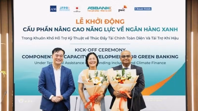 Đại diện ABBANK tặng hoa cho ông Shantanu Chakraborty - Giám đốc quốc gia của ADB tại Việt Nam và bà Đinh Thị Quỳnh Vân - Chủ tịch Công ty TNHH PwC Việt Nam.