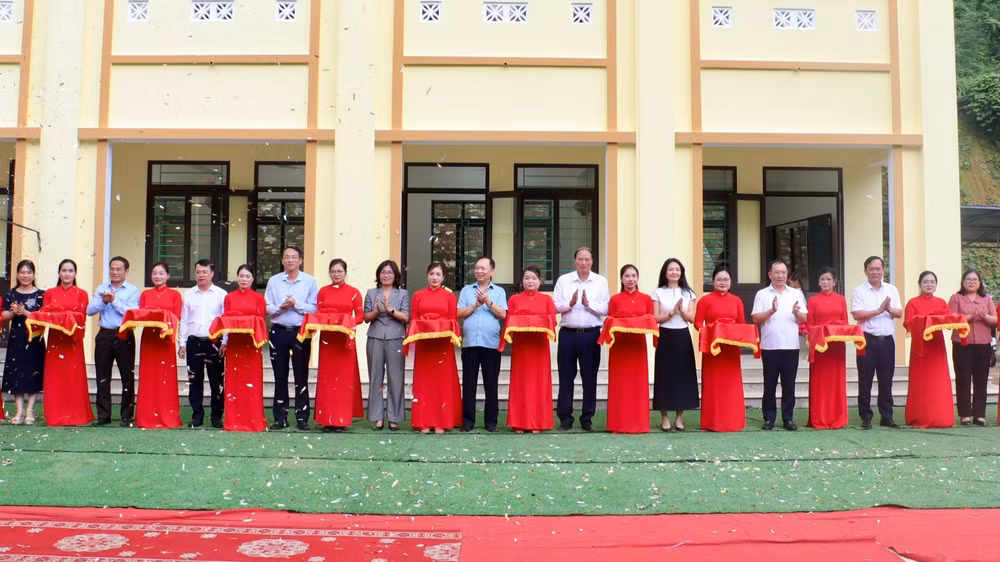 Cắt băng khánh thành công trình trường Tiểu học Vĩnh Quang, xã Lý Bôn, tỉnh Cao Bằng được xây dựng từ nguồn tài trợ của Agribank. (Ảnh: TÔ KHÁNH)