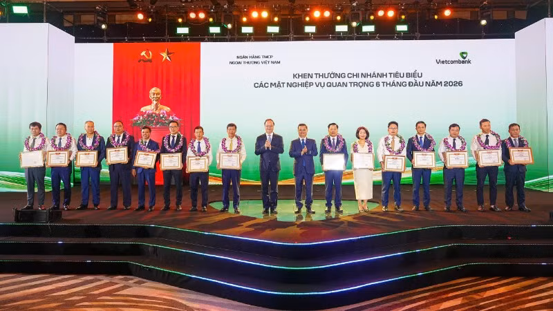 Trao tặng giấy khen và hoa chúc mừng cho 15 chi nhánh tiêu biểu trong hoạt động kinh doanh 6 tháng đầu năm 2026.