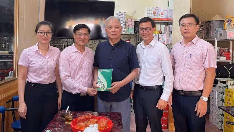 cao-bang-tang-qua-cho-nhung-ho-dan-gap-kho-khan-do-bi-anh-huong-bao-lu-6487.jpg