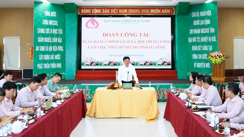 Tổng Giám đốc NHCSXH Dương Quyết Thắng phát biểu chỉ đạo tại buổi làm việc với chi nhánh NHCSXH tỉnh Hà Tĩnh.