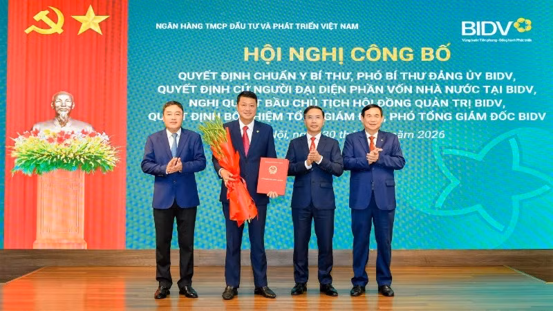 Các đồng chí: Phạm Đức Ấn, Đinh Hữu Thành và Phan Đức Tú trao Quyết định và chúc mừng đồng chí Lê Ngọc Lâm nhận nhiệm vụ mới.