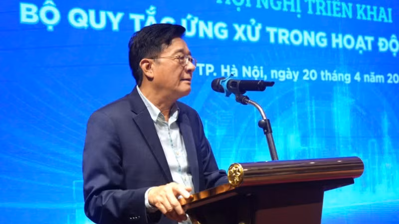 Tiến sĩ Nguyễn Quốc Hùng, Phó Chủ tịch kiêm Tổng Thư ký Hiệp hội Ngân hàng Việt Nam phát biểu tại hội nghị.