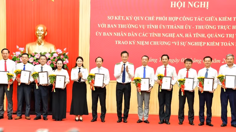 Tổng Kiểm toán nhà nước Nguyễn Hữu Nghĩa, Phó Tổng Kiểm toán nhà nước Hà Thị Mỹ Dung trao tặng Kỷ niệm chương vì sự nghiệp Kiểm toán nhà nước cho lãnh đạo các tỉnh, thành phố và lãnh đạo sở, ngành các địa phương.