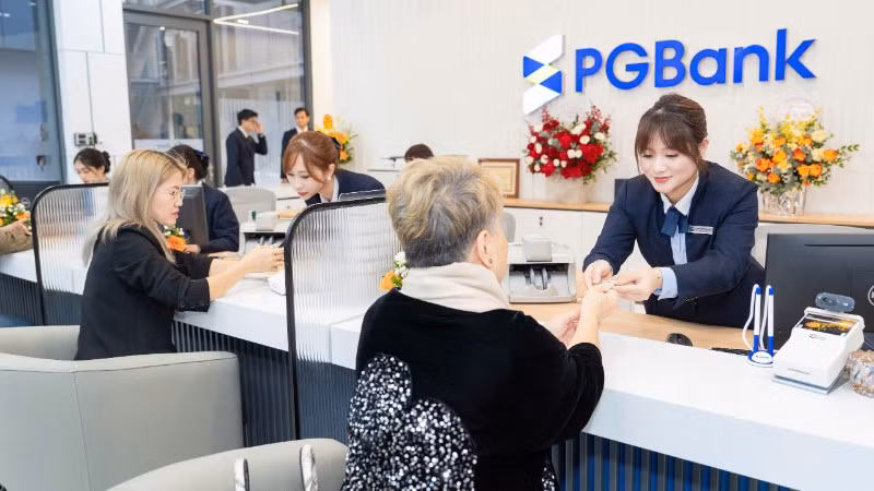 Khách hàng giao dịch tại chi nhánh Ngân hàng PGBank.