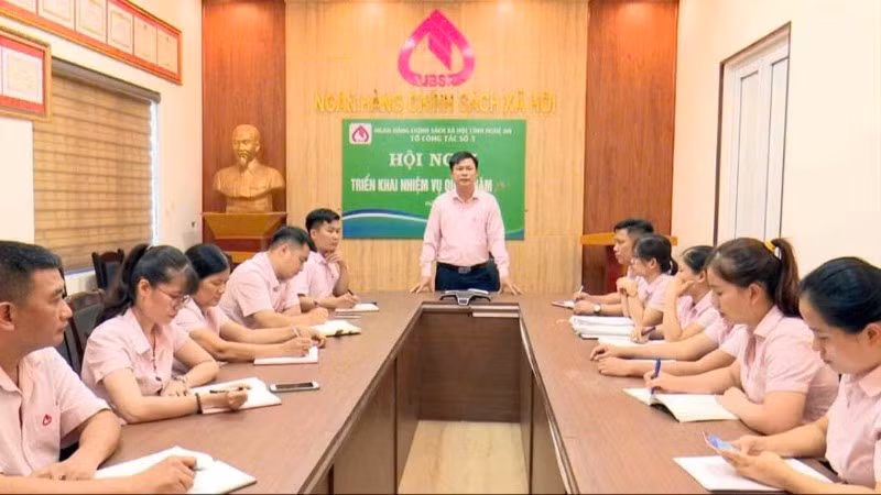 giam-doc-pgd-nhcsxh-dien-chau-nguyen-van-tuan-chu-tri-cuoc-hop-co-quan-ban-trien-khai-nhiem-vu-cuoi-nam-2025-1049.jpg