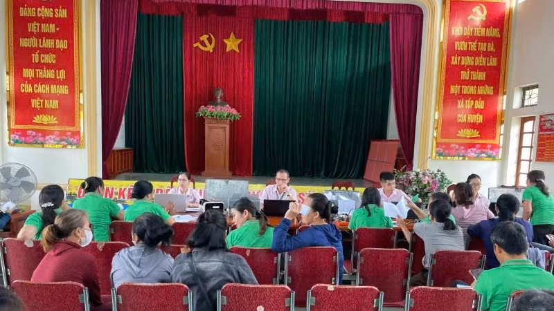 Các điểm giao dịch của Phòng Giao dịch Ngân hàng Chính sách xã hội Diễn Châu tích cực phục vụ nhân dân vay vốn ưu đãi thuận lợi.