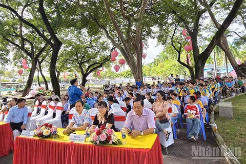 Đại biểu cùng phụ huynh, học sinh tham dự chương trình "Sinh nhật cùng sách". (Ảnh: HỮU NGHĨA)