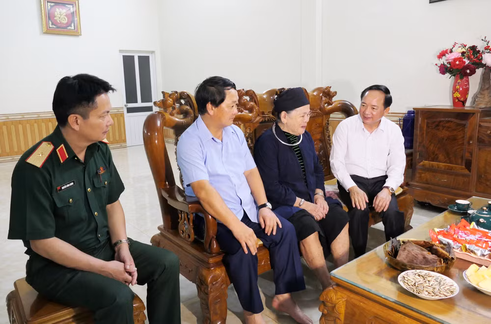 Đồng chí Trịnh Văn Quyết thăm bà Nguyễn Thị Lành là vợ liệt sĩ Nguyễn Tiến Ngận, tổ 34 thôn Chang, phường Hà Giang 1, tỉnh Tuyên Quang.