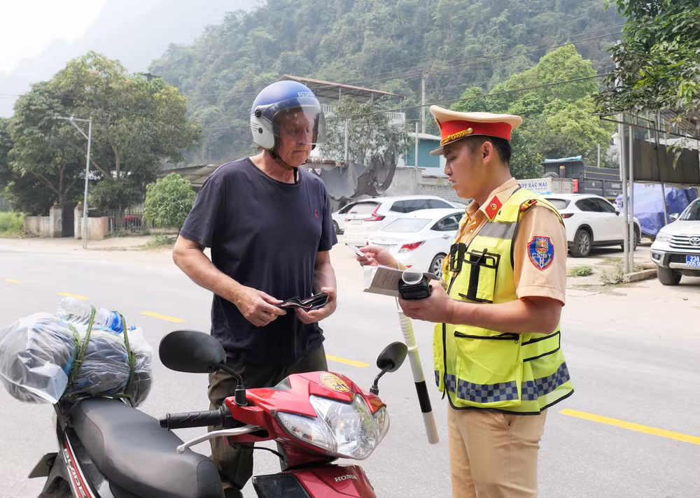 Phòng Cảnh sát giao thông, Công an tỉnh Tuyên Quang tăng cường quản lý, xử lý vi phạm trật tự an toàn giao thông liên quan đến khách du lịch.