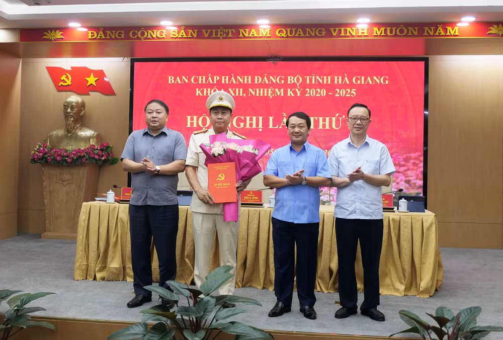 Các đồng chí lãnh đạo tỉnh Hà Giang trao quyết định và tặng hoa chúc mừng Đại tá Nguyễn Đức Thuận, Giám đốc Công an tỉnh Hà Giang.