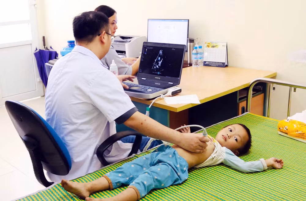 Các bác sĩ khám sàng lọc bệnh tim cho trẻ tại Bệnh viện đa khoa Hà Giang. 