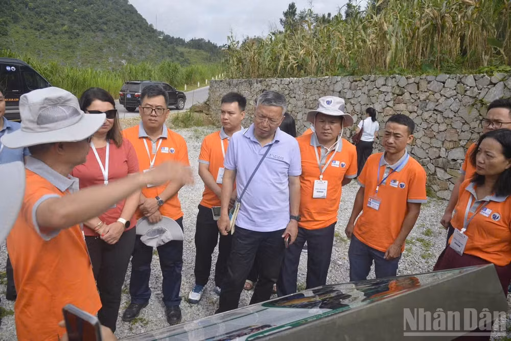 Đoàn chuyên gia mạng lưới Công viên địa chất toàn cầu UNESCO kiểm tra các điểm di sản địa chất trên vùng công viên địa chất.