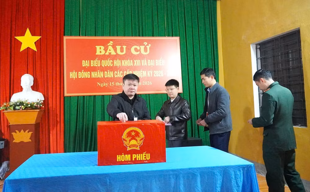 Cử tri xã Sơn Vĩ, tỉnh Tuyên Quang tham gia bầu cử tại khu vực bỏ phiếu số 7.