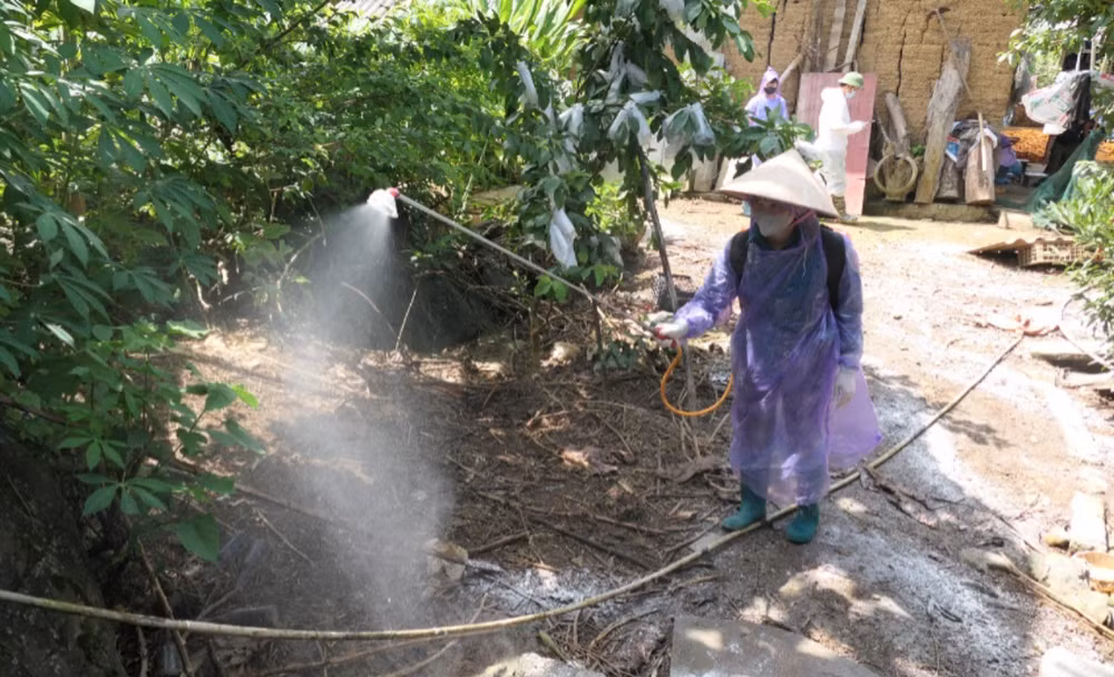 Phun hóa chất khử khuẩn tại vùng có bệnh dịch tả lợn châu Phi tại xã Quản Bạ.