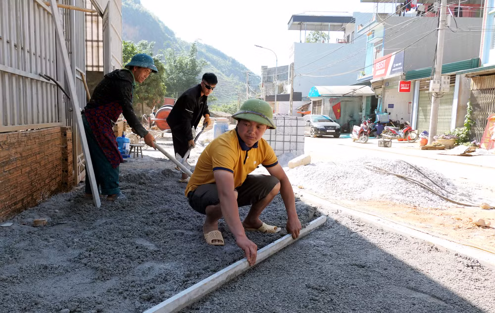 Xã Đồng Văn đôn đốc các nhà thầu đẩy nhanh tiến độ thi công các dự án chỉnh trang đô thị.