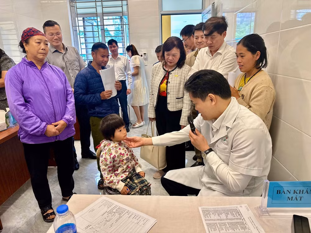 Đoàn công tác Bộ Y tế khám và cấp phát thuốc miễn phí cho người dân các xã vùng cao tỉnh Tuyên Quang.