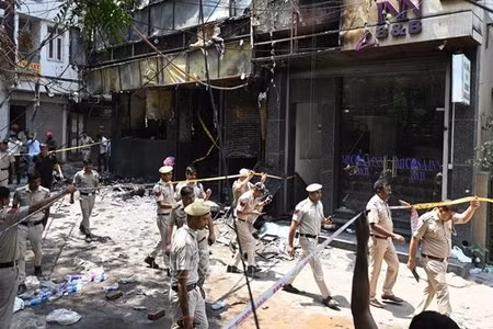 Lực lượng chức năng điều tra tại hiện trường vụ cháy khách sạn ở thủ đô New Delhi, Ấn Độ ngày 3/6/2026. (Ảnh tư liệu, minh họa: THX/TTXVN)