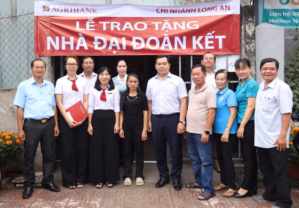 Agribank Chi nhánh Long An trao tặng nhà cho bà Nguyễn Thị Mượng.