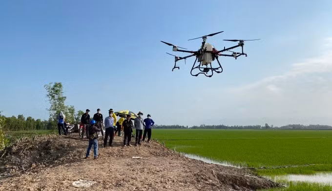 drone-mismart-phun-thuoc-tren-canh-dong.jpg