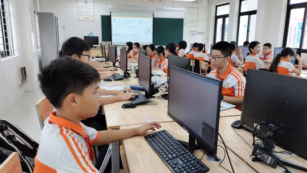 Chuyển đổi số đang kéo học sinh vào trung tâm của quá trình học tập. (Ảnh: ĐỖ BẢO)