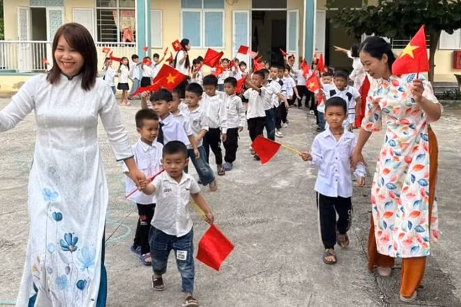 Học sinh lớp 1, Trường tiểu học Tén Tằn, xã Mường Lát, tỉnh Thanh Hóa. (Ảnh minh họa: THÁI BÌNH)