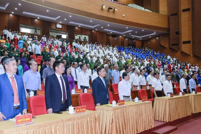 Các đại biểu thực hiện nghi thức chào cờ.