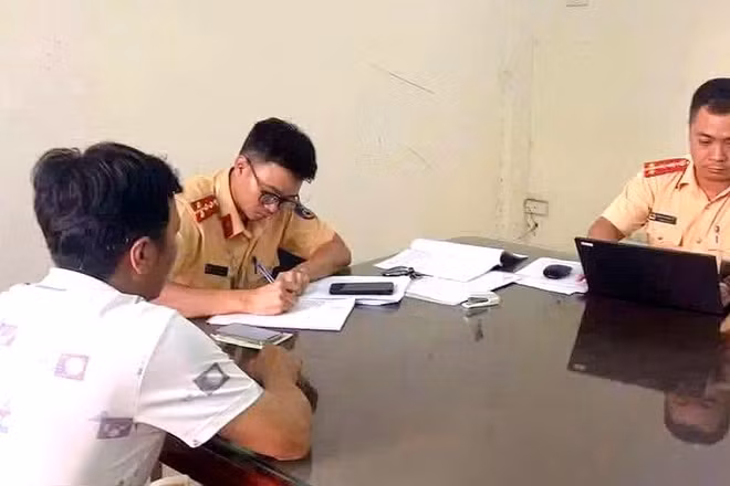 Xử phạt hành vi chở khách thu tiền trái quy định. (Ảnh: Công an tỉnh Thanh Hóa)