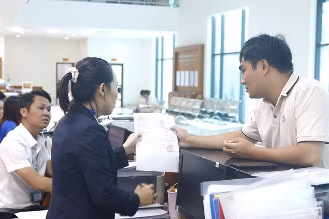 Người dân thực hiện giao dịch tại Kho bạc Nhà nước.