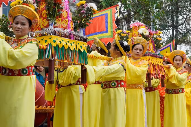 Người dân Bình Đà rước lễ vật ra Đình Nội.