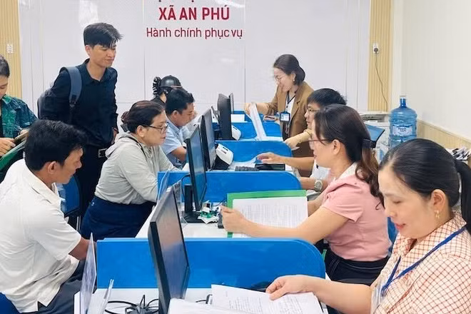 Cán bộ, viên chức xã An Phú hướng dẫn thủ tục hành chính cho người dân vùng biển Quảng Ngãi. (Ảnh ĐÔNG HUYỀN)